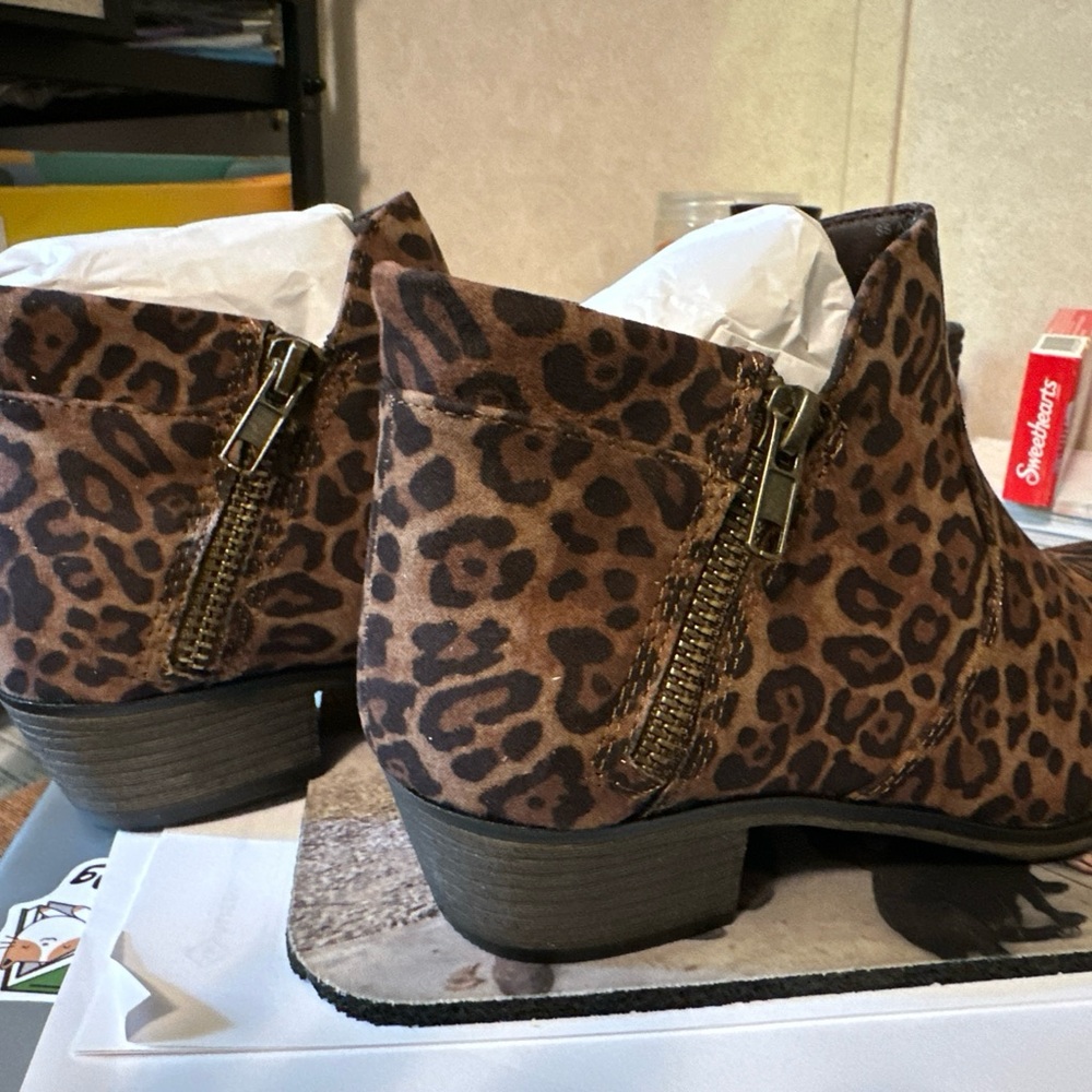 Sun+stone size 5M leopard print boots.